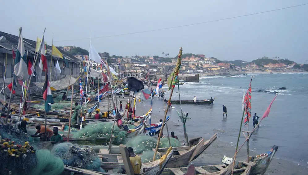 Fishermen working on their nets at Cape Coast in Ghana. Copyright: ~Pyb (CC BY 2.0)